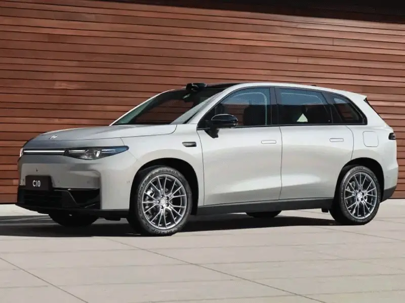 Leapmotor C10 Reev Hybrid colore bianco su strada